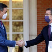 Pedro Sánchez y Alberto Núñez Feijóo se saludan en el Palacio de la Moncloa