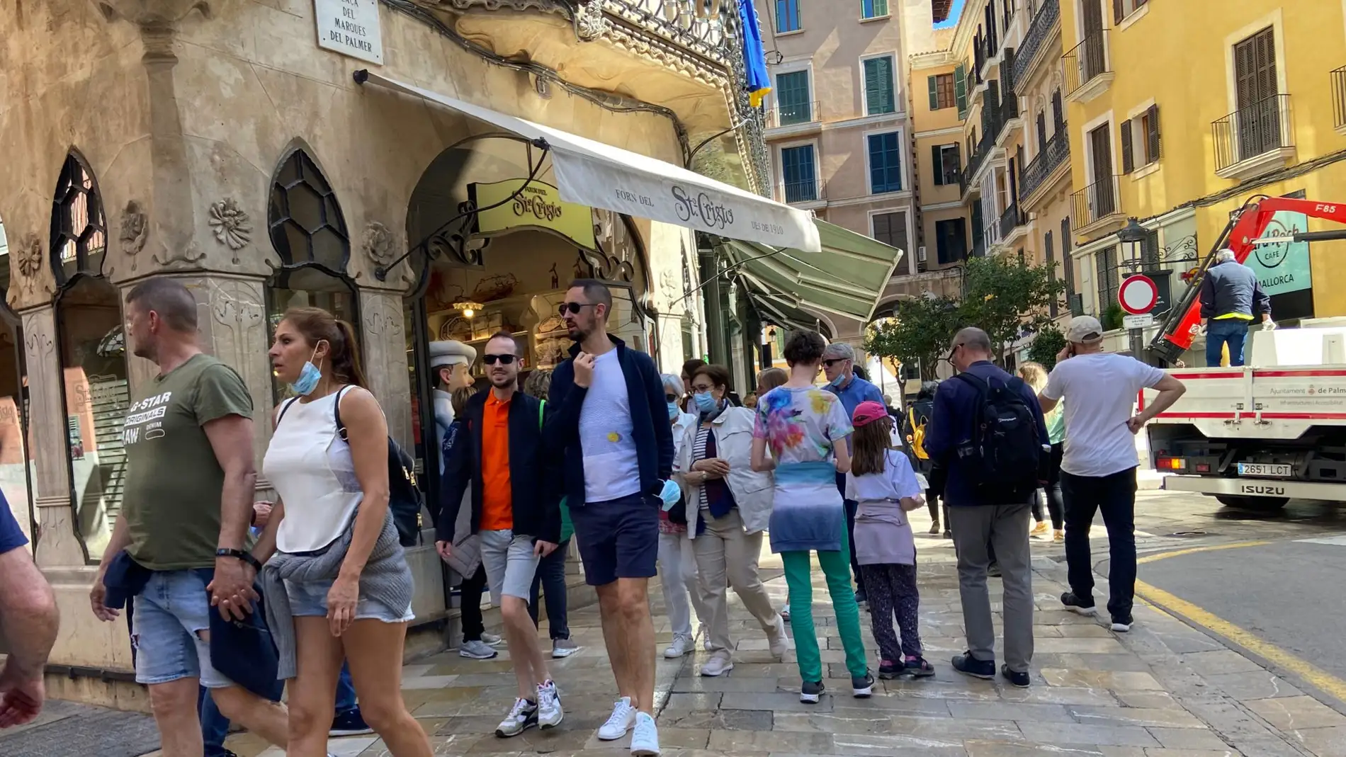 Varios turistas paseando por el centro de Palma. 