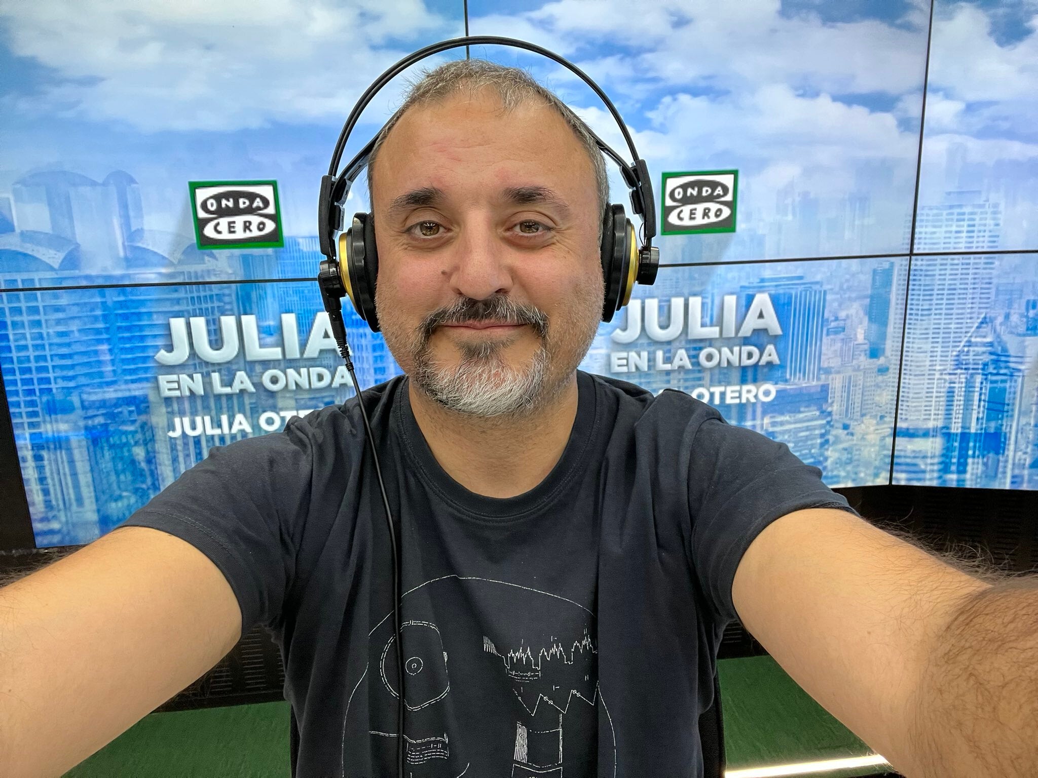 'Algo nuevo en los cielos' el nuevo libro de Antonio Martínez Ron 'Algo nuevo en los cielos' el nuevo libro de Antonio Martínez Ron