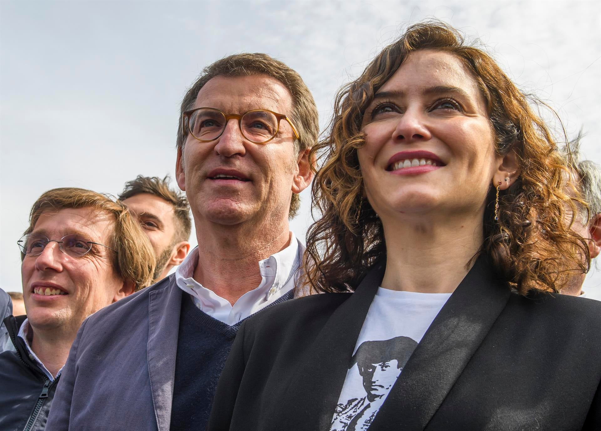 El PP acusa a Moncloa de intentar generar conflicto entre Núñez Feijóo y Díaz Ayuso por su rechazo al plan de ahorro energético El PP acusa a Moncloa de intentar generar conflicto entre Núñez Feijóo y Díaz Ayuso por su rechazo al plan de ahorro energético