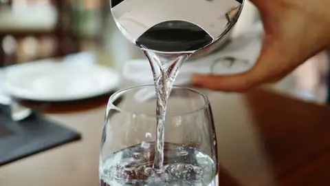 Sirven un vaso de agua en un bar