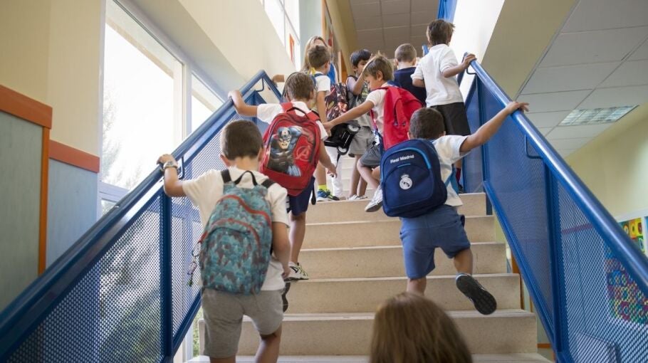 Ni&ntilde;os en un colegio | Foto: EFE/Luca Piergiovanni