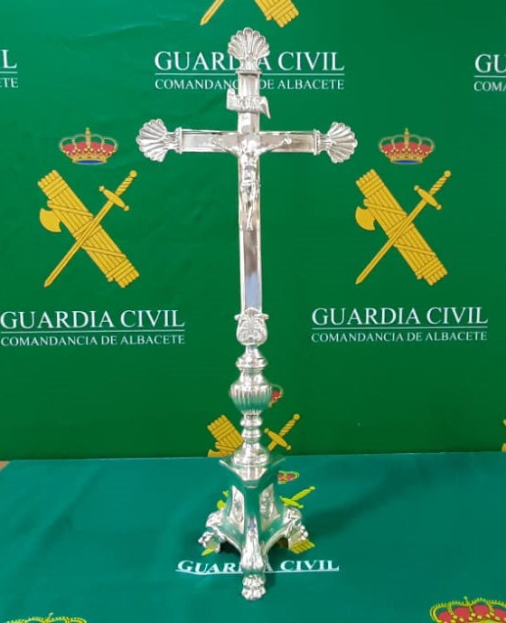 Detenidas dos personas por el hurto de una Cruz del altar del Santuario de la Virgen de Cortes de Alcaraz Detenidas dos personas por el hurto de una Cruz del altar del Santuario de la Virgen de Cortes de Alcaraz