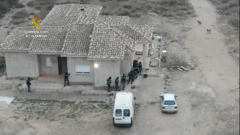 Imagen aérea de la Operación Leum de la Guardia Civil de El Campello, grabadas con los drones de la Policía Local de Elche. OPERACIÓN ANTIDROGA