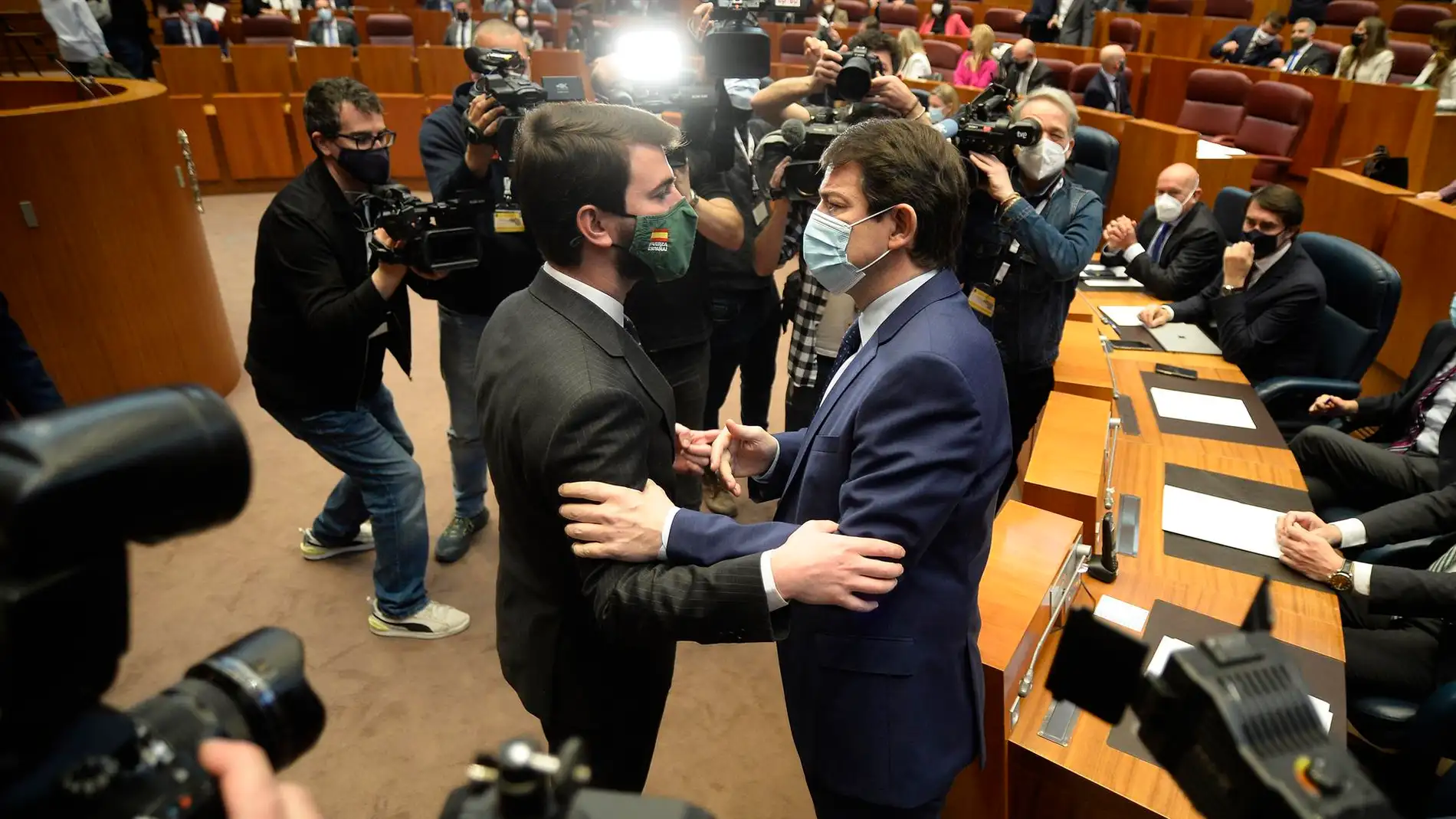 Alfonso Fernández Mañueco (derecha) saluda a Juan García-Gallardo (izquierda) en el pleno. / Efe