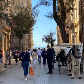 Turistas paseando por el centro de Palma, muy cerca de la Catedral. 