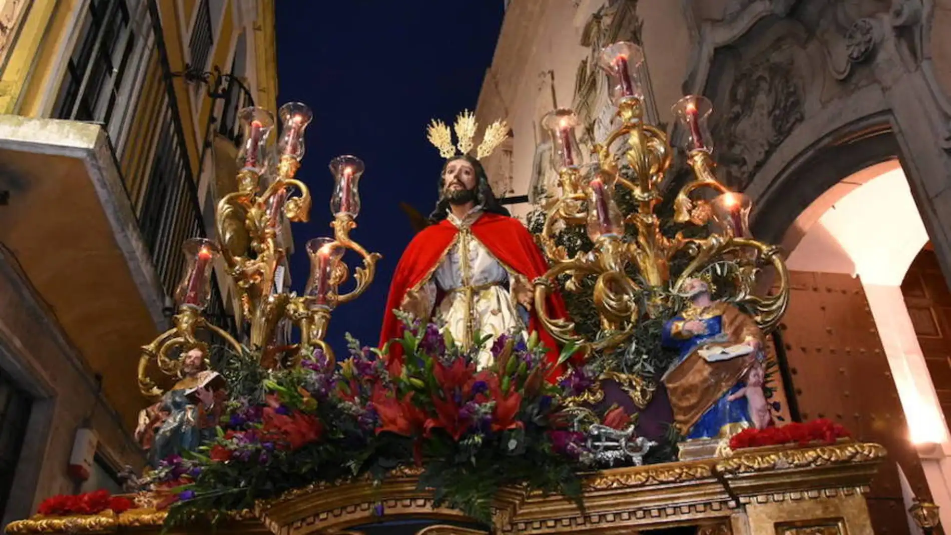 Un total de 250 nazarenos y unos 75 costaleros procesionan este lunes en Badajoz con la 'Oración en el huerto'
