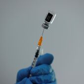 Preparación de una dosis de la vacuna contra el coronavirus.