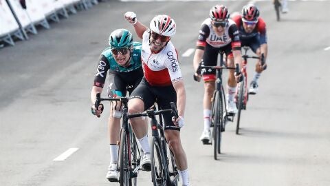 Ion Izagirre celebra su victoria en la sexta etapa de la Itzulia