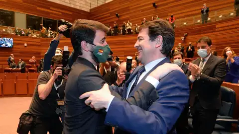 Alfonso Fernández Mañueco, abraza al que será su vicepresidente, Juan García-Gallardo Alfonso Fernández Mañueco y Juan García-Gallardo | Foto: EFE/Nacho Gallego