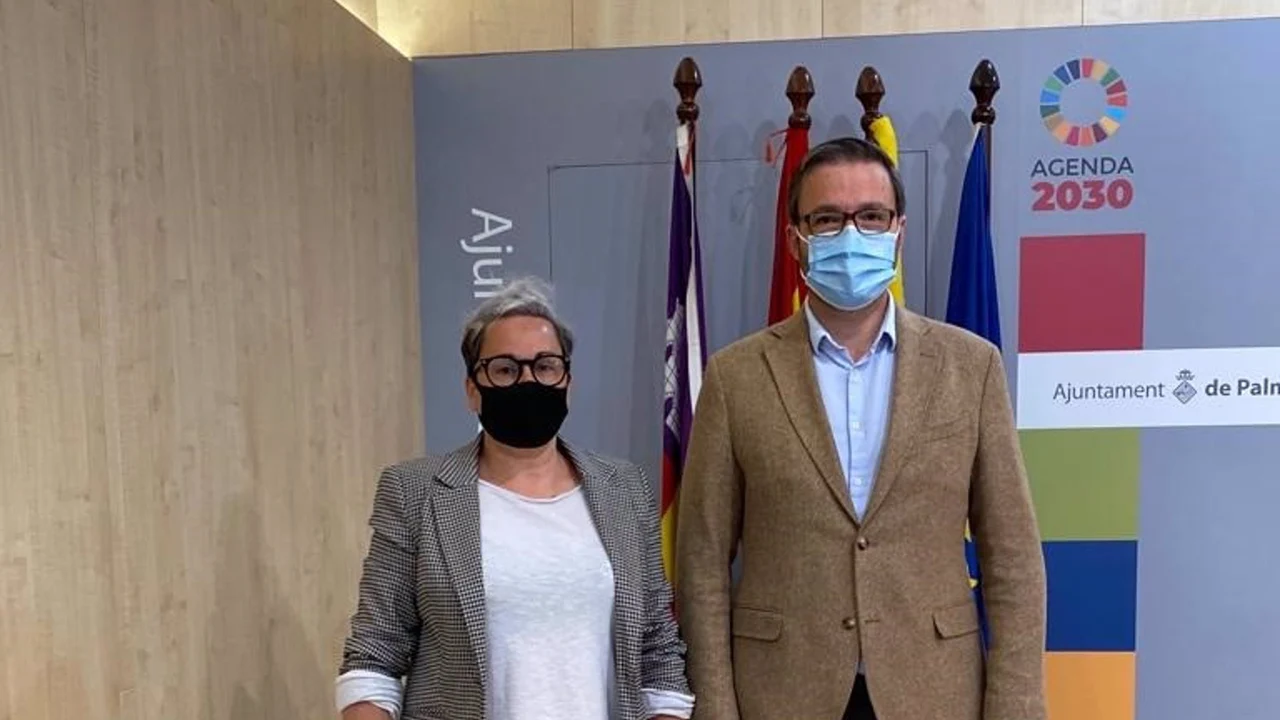 La regidora de Justicia Social, feminismo y LGTBI, Sonia Vivas, y el alcalde de Palma, José Hila.