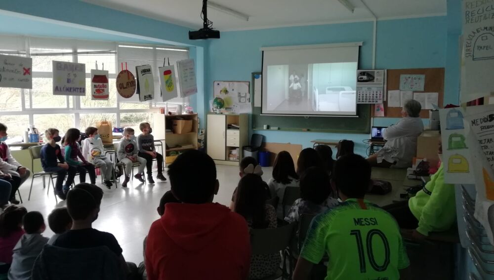 Los alumnos visionando una proyección