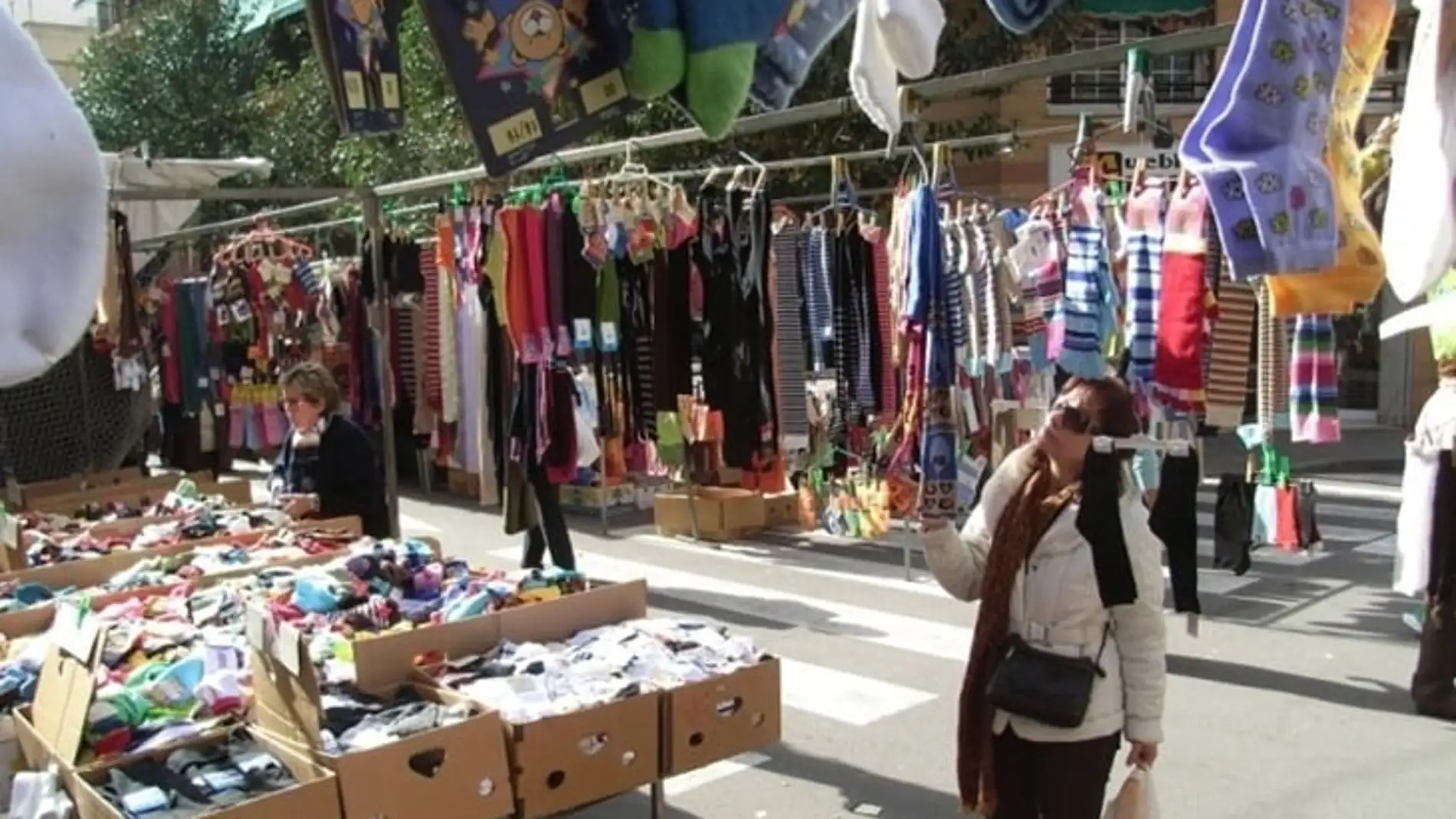 Los comerciantes ambulantes exigen la eliminación de la limitación de los puestos en los mercadillos en 7 años
