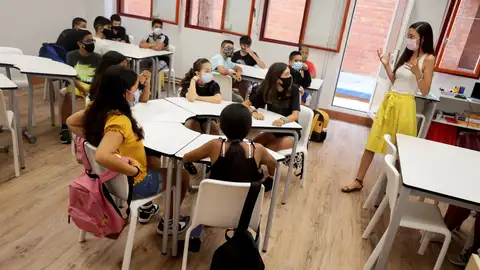 Imagen de archivo de unos alumnos en un aula Imagen de archivo de unos alumnos en un aula