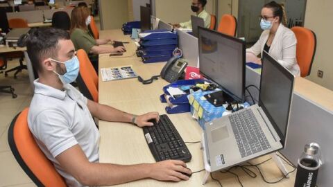 Trabajadores con mascarilla en una empresa