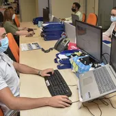 Trabajadores con mascarilla en una empresa Trabajadores con mascarilla en una empresa