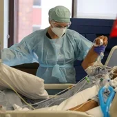 Un sanitario atiende a un paciente covid Un sanitario atiende a un paciente covid