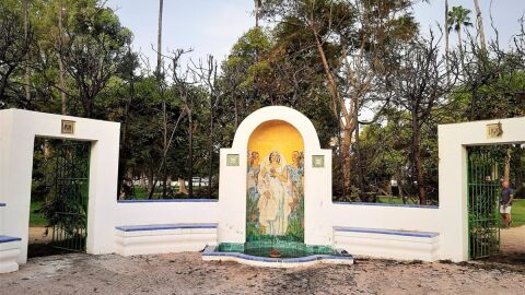 Estado de uno de los monumentos que sufrió hace unos meses un incendio en la vegetación 