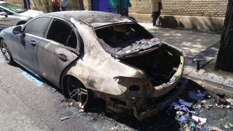 Coche calcinado en Zaragoza