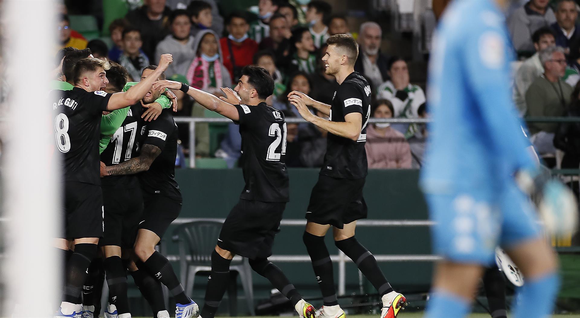 El Elche roza la permanencia y amarga al Betis las vísperas de final de Copa El Elche roza la permanencia y amarga al Betis las vísperas de final de Copa