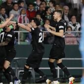 Los jugadores del Elche celebran un gol ante el Real Betis