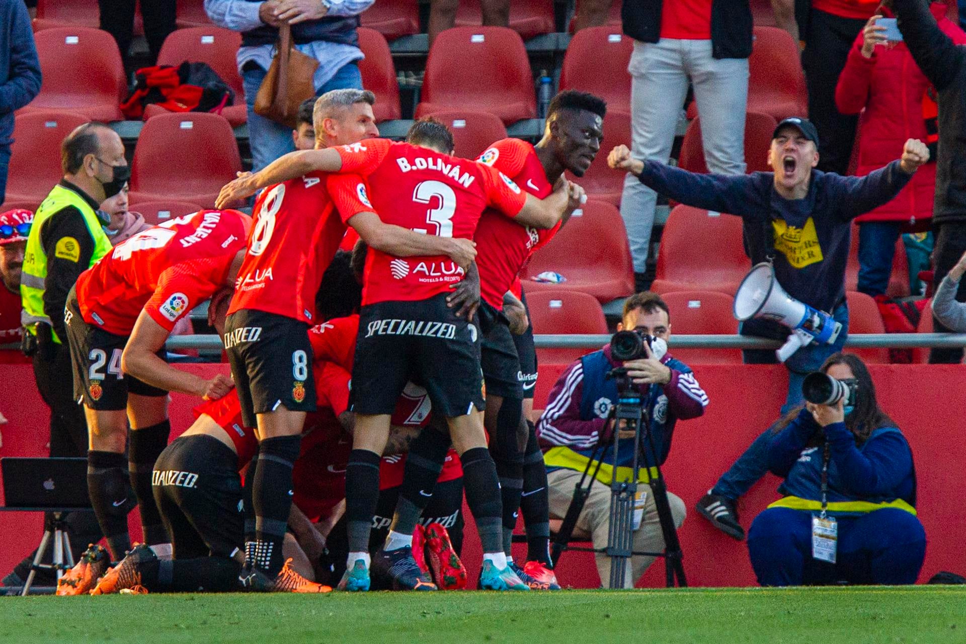 El Mallorca sale del descenso y hunde al Alavés El Mallorca sale del descenso y hunde al Alavés