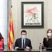 El presidente de la Generalitat, Pere Aragonès, junto a las conselleras de Igualdad y Feminismos, Tània Verge  y de Acción Exterior, Victòria Alsina 