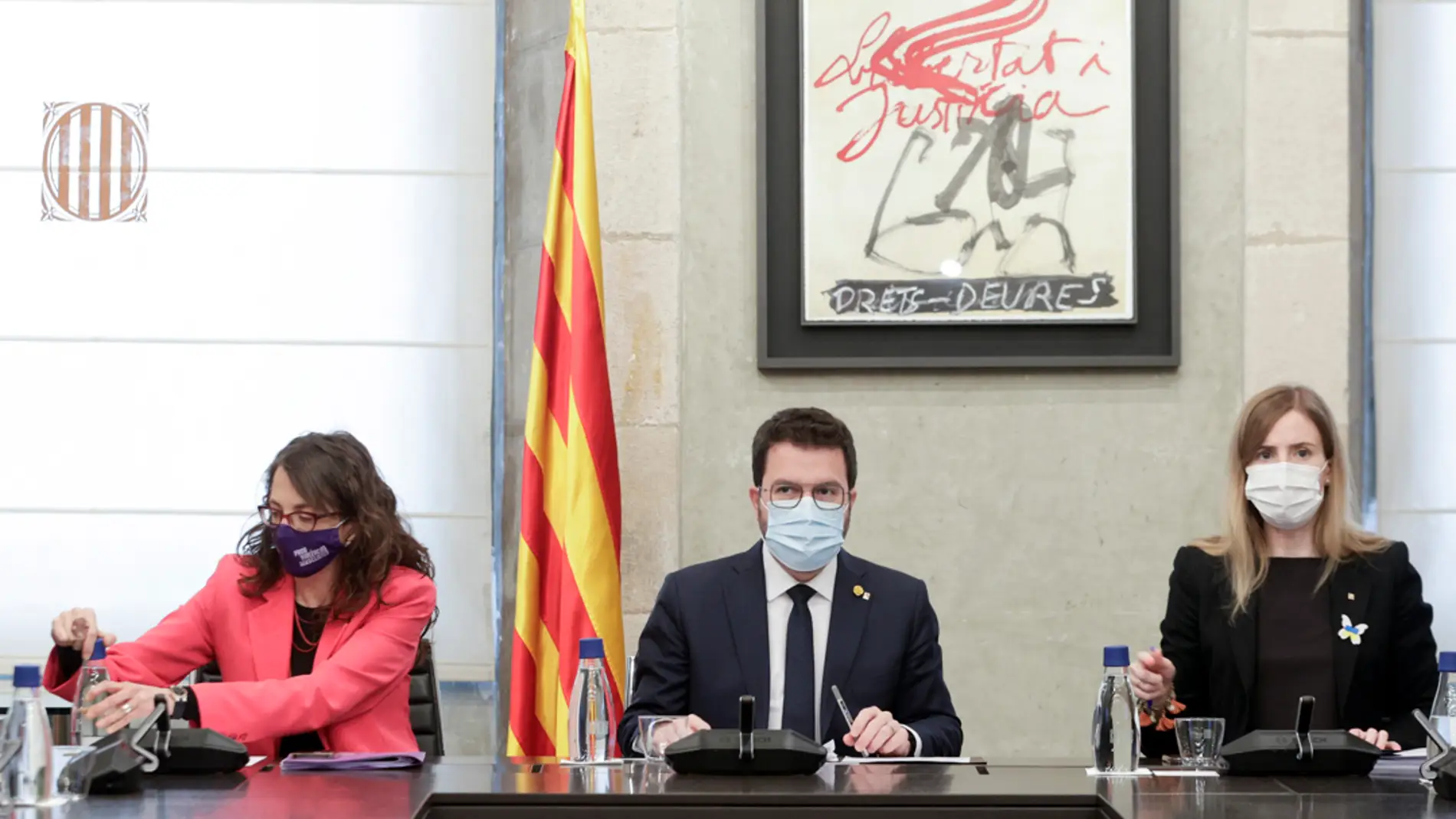 El presidente de la Generalitat, Pere Aragonès, junto a las conselleras de Igualdad y Feminismos, Tània Verge y de Acción Exterior, Victòria Alsina 