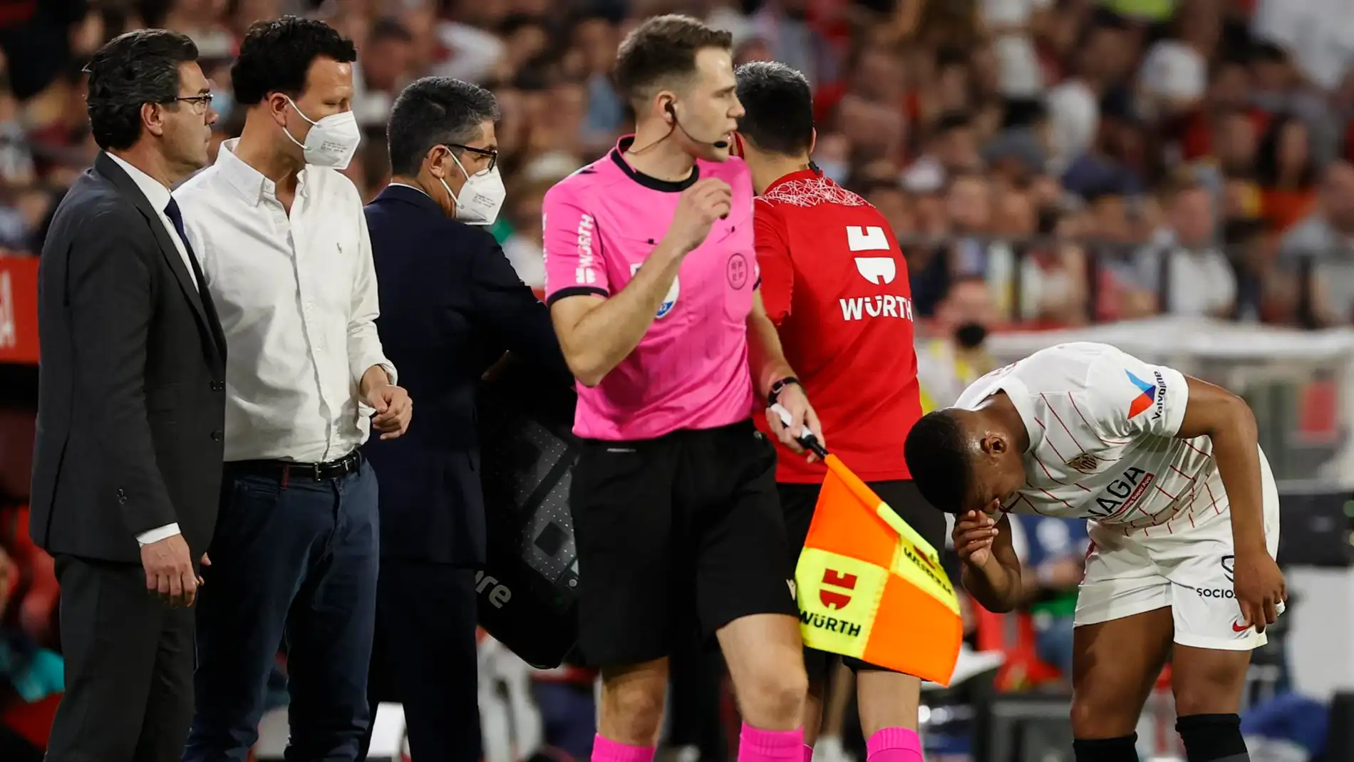 El delantero francés Anthony Martial, del Sevilla, se retira lesionado durante el partido de la jornada 32 de LaLiga Santander contra el Real Madrid, este domingo en el estadio Ramón Sánchez Pizjuán