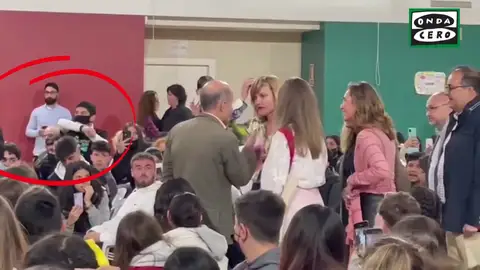 El espontáneo baile con el que un alumno ha celebrado la visita de Leonor a su instituto El espontáneo baile con el que un alumno ha celebrado la visita de Leonor a su instituto
