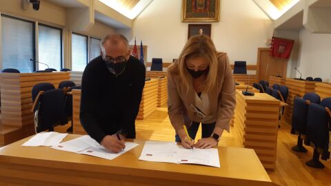 Firma del convenio entre Maroto y González Firma del convenio entre Maroto y González