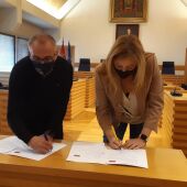 Firma del convenio entre Maroto y González
