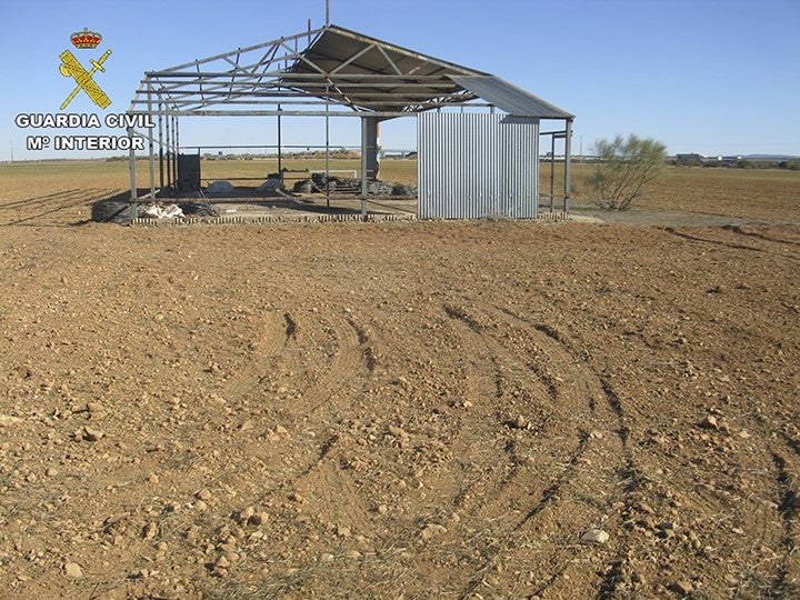 Detienen a 5 miembros de un clan familiar por robos y hurtos en explotaciones agrícolas en Ciudad Real y Cuenca Detienen a 5 miembros de un clan familiar por robos y hurtos en explotaciones agrícolas en Ciudad Real y Cuenca