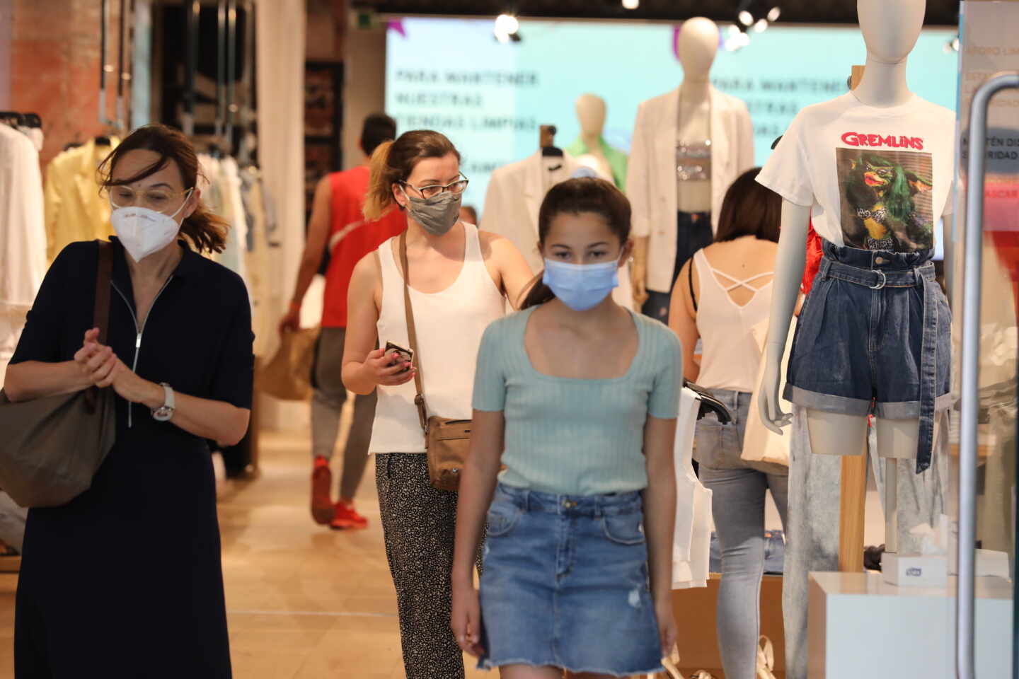 Los ciudadrealeños apuestan por seguir con mascarilla en interiores como comercios y tiendas Los ciudadrealeños apuestan por seguir con mascarilla en interiores como comercios y tiendas