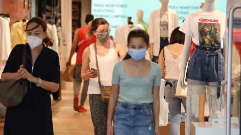 Ciudadanos con mascarilla en el interior de un comercio Ciudadanos con mascarilla en el interior de un comercio