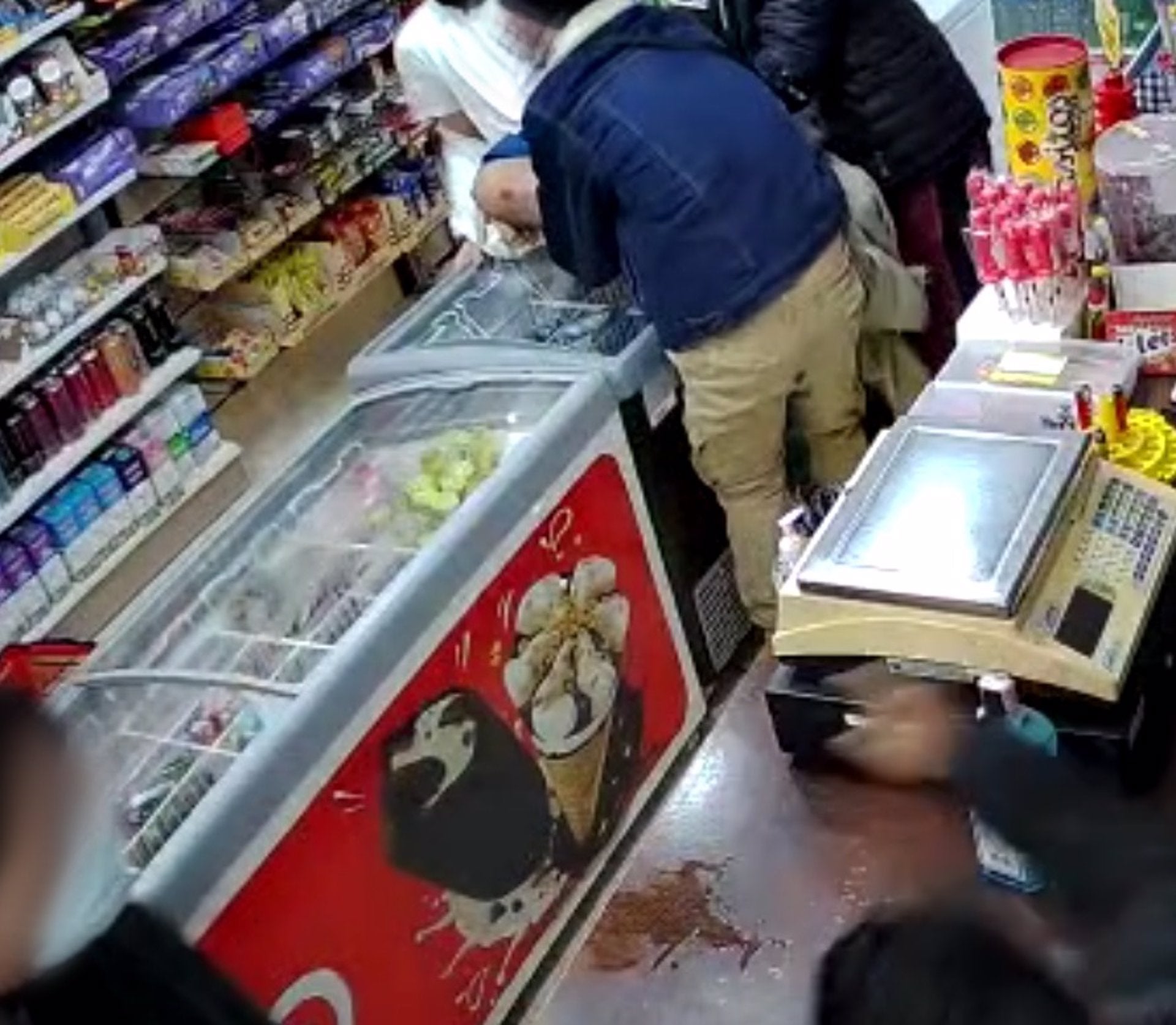 Detienen a seis personas por secuestrar a un joven y obligarle a robar en una tienda de Palma por una deuda de 35 euros Detienen a seis personas por secuestrar a un joven y obligarle a robar en una tienda de Palma por una deuda de 35 euros