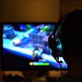 Imagen de archivo de una persona jugando videojuegos.
