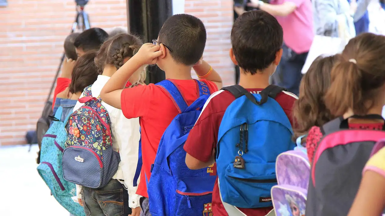 Imagen de archivo de un grupo de niños entrando al colegio. Imagen de archivo de un grupo de niños entrando al colegio.