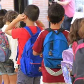 Imagen de archivo de un grupo de niños entrando al colegio. / Efe Imagen de archivo de un grupo de niños entrando al colegio. / Efe