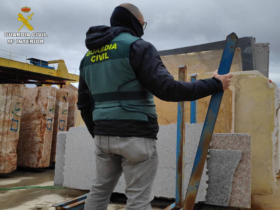 La Guardia Civil detiene en Novelda a un hombre por robar más de ocho toneladas de vigas de hierro en dos empresas de mármol La Guardia Civil detiene en Novelda a un hombre por robar más de ocho toneladas de vigas de hierro en dos empresas de mármol