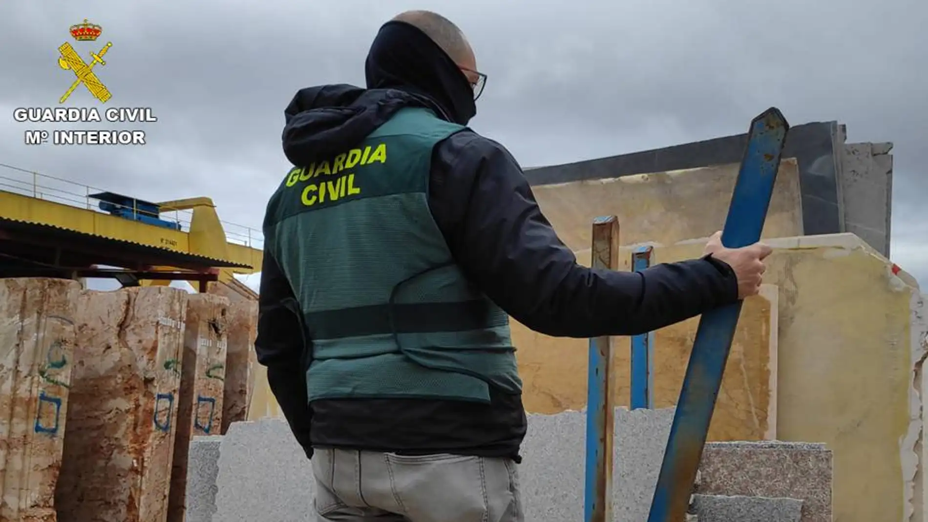 La Guardia Civil detiene en Novelda a un hombre por robar más de ocho toneladas de vigas de hierra en dos empresas de mármol. 