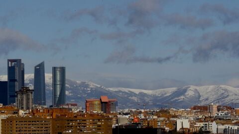 Vista de Madrid con la sierra al fondo.