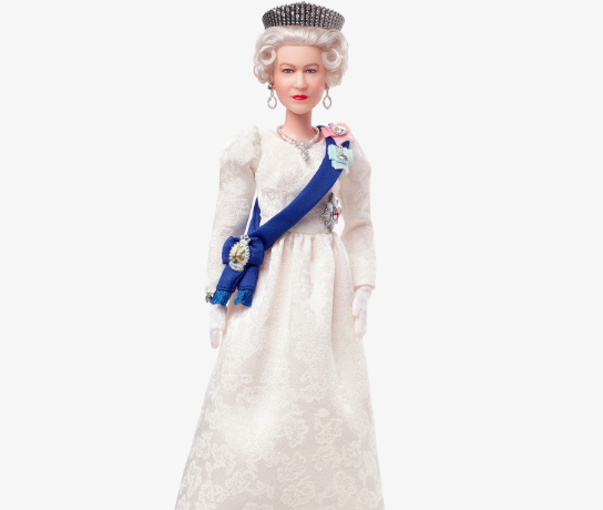 Mattel homenajea a Isabel II con su propia muñeca Barbie por sus 70 años en el trono Mattel homenajea a Isabel II con su propia muñeca Barbie por sus 70 años en el trono