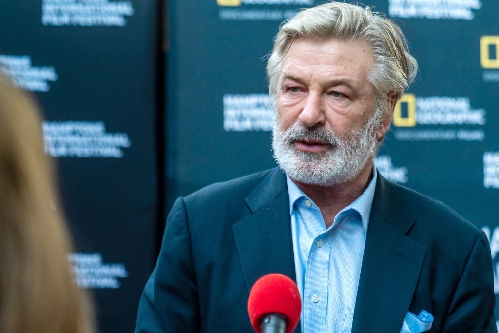 El FBI concluye su informe: Alec Baldwin apretó el gatillo de la pistola que mató a una mujer durante un rodaje El FBI concluye su informe: Alec Baldwin apretó el gatillo de la pistola que mató a una mujer durante un rodaje