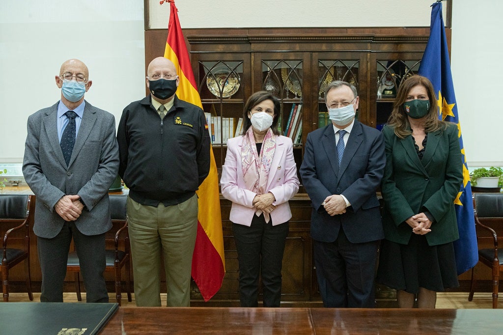 Vivas y Robles analizan la puesta en marcha de medidas para potenciar la presencia de Defensa en Ceuta Vivas y Robles analizan la puesta en marcha de medidas para potenciar la presencia de Defensa en Ceuta