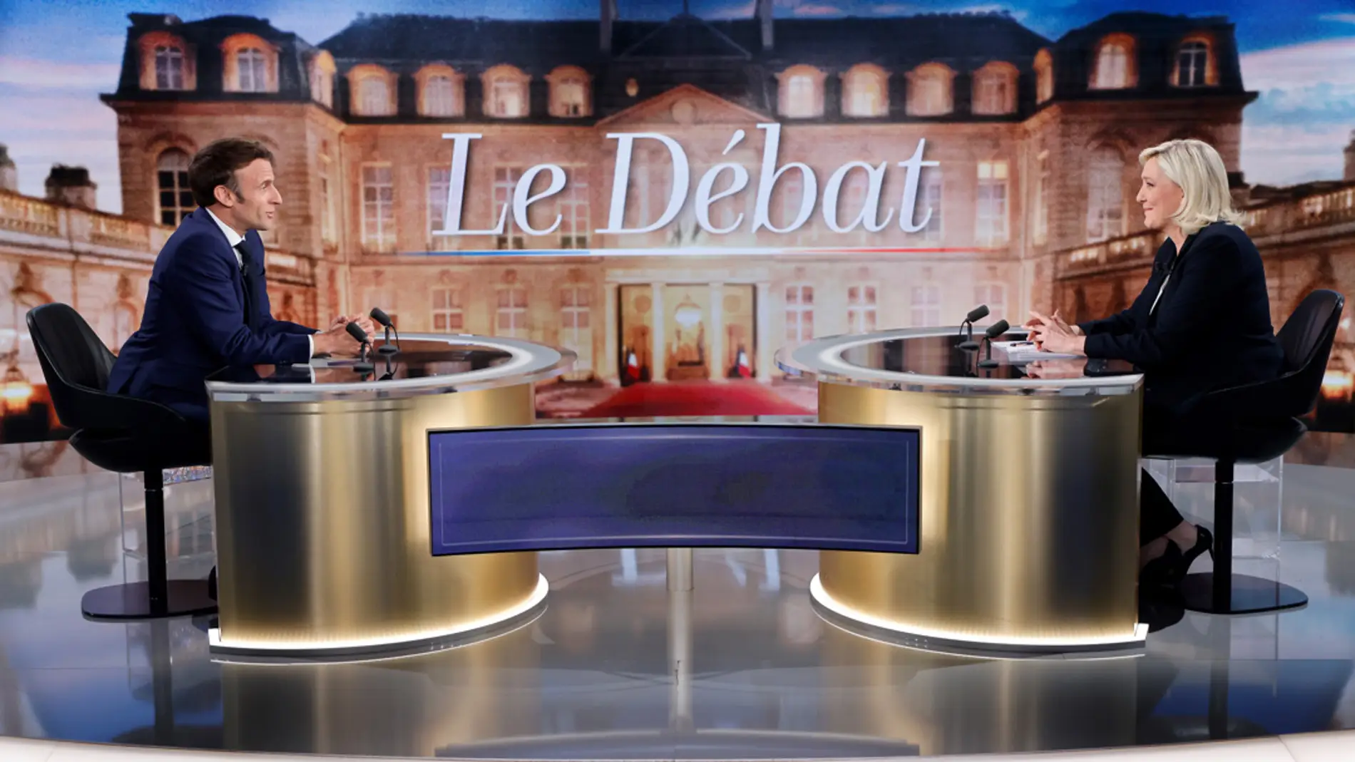 Los candidatos a la Presidencia de Francia, Emmanuel Macron y Marine Le Pen, durante el debate previo a las últimas votaciones
