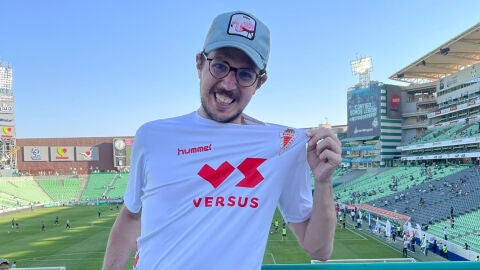 Feli Hurtado, aficionado del Real Murcia en el Estadio Corona