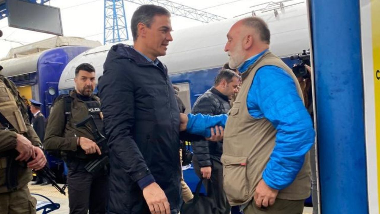 Pedro Sánchez y José Andrés se encuentran en Kiev: "Todas las democracias del mundo deben apoyar a Ucrania" Pedro Sánchez y José Andrés se encuentran en Kiev: "Todas las democracias del mundo deben apoyar a Ucrania"