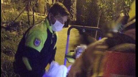 Los servicios de emergencia atienden a uno de los intoxicados Los servicios de emergencia atienden a uno de los intoxicados