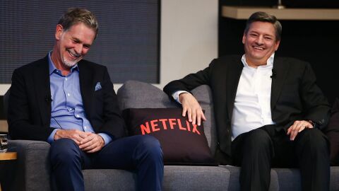 Reed Hastings y Ted Sarandos, director ejecutivo y director de contenido de Netflix, sonr&iacute;en durante un evento